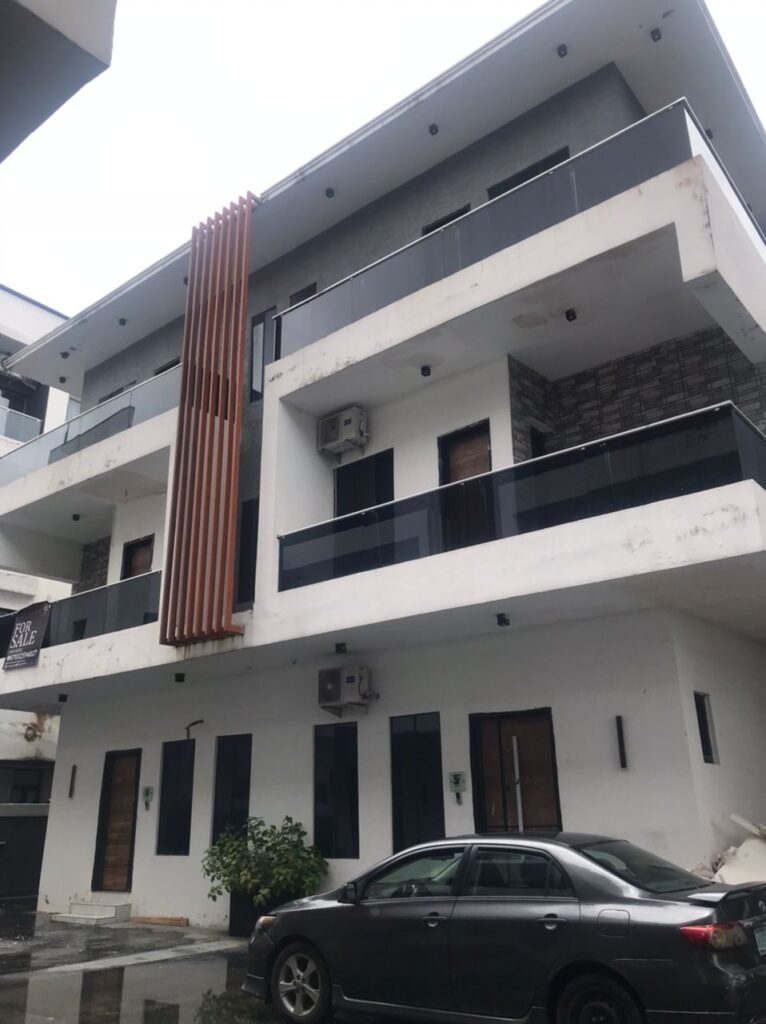 5 bedrooms semi detached duplex
